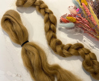 Hår i ull, ljusbrun. 25gr